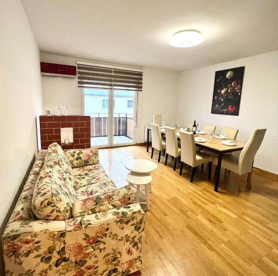 Spacious Apartment With Terrace Wina Bagian luar foto